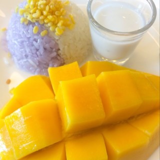 Sweet sticky rice with mango ข้าวเหนียวมะม่วงน้ำดอกไม้ - 位于อ.เมืองสมุทรสาคร的S&P Restaurant (เอส แอนด์ พี) (อ.เมืองสมุทรสาคร) | 曼谷