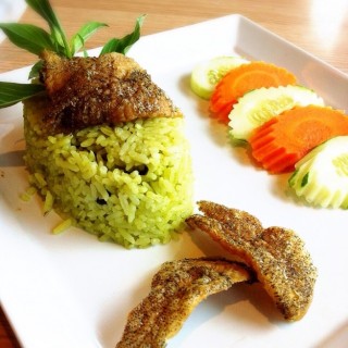 ข้าวผัดเขียวหวานปลาสลิด Green Curry Fried-Rice with Crispy Fried-Fish - Din Daeng's The Terrace Restaurant (Din Daeng)|Bangkok