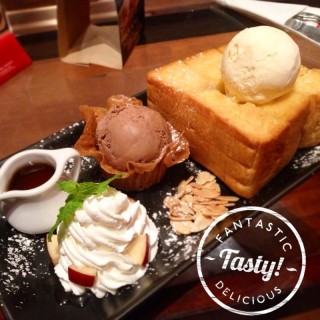 Toast with chocolate and vanilla ice-cream - Talat Yot's The Fabulous Dessert Café (Talat Yot)|Bangkok