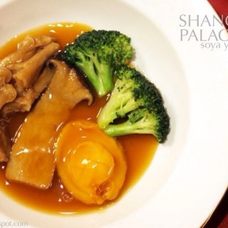 原只鲜鲍百灵菇扣鹅掌
Braised whole Abalone and Goose Web with Bailing Mushroom - dari Shang Palace (Sudirman) di Sudirman |Jakarta
