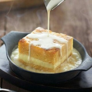 Sizzling Pineapple Cake with Vanilla Sauce - ในSlipi จากร้านThe Manhattan Fish Market (Slipi)|Jakarta