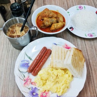 Curry chicken rice, Toast with egg and hotdog set, Iced tea with milk - Macpherson / 梁佳吉 (Macpherson)|Singapore