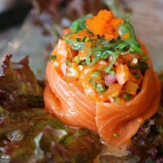 ยำปลาแซลมอนดิบสาหร่ายญี่ปุ่น - Phutthamonthon's Anya's Place (Phutthamonthon)|Bangkok