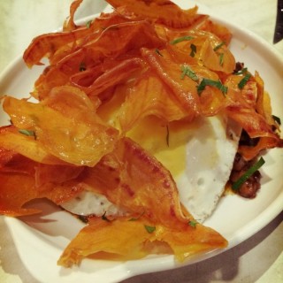 Garlic mushrooms with broken eggs. Sweet potato chips and truffle oil - dari Black Olive (Kapitolyo) di Kapitolyo |Metro Manila