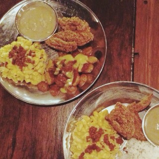 Fried Chicken with the side of Mac and Cheese and Potato Bravas - dari Señor Pollo (Quezon City) di Quezon City |Metro Manila