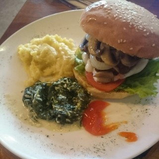 Beef and Mushroom Burger - Central Bandung's Traffic Bar (Central Bandung)|Bandung