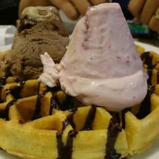 Chocolate Chip Waffle with Ice Cream and Chocolate Sauce - Ang Mo Kio / Geláre (Ang Mo Kio)|Singapore