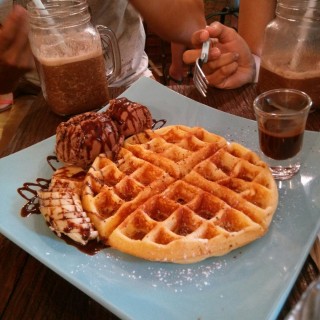 วอฟเฟิลไอศกรีมช็อคโกแลต - Phra Borom Maha Ratchawang's Favour Cafe (เฟเวอร์ คาเฟ่) (Phra Borom Maha Ratchawang)|Bangkok