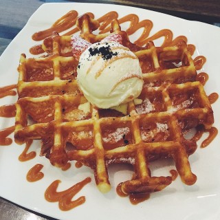 Waffles topped with vanilla ice cream and caramel sauce - Hougang/Kovan / Hatter Street Bakehouse & Cafe (Hougang/Kovan)|Singapore