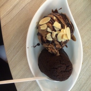 Ha gen-Dazs Belgian Chocolate With Chocolate Lava Cake - Ang Mo Kio / Sakura International Buffet Restaurant (Ang Mo Kio)|Singapore