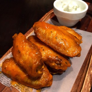 Buffalo Wings - Causeway Bay's Dickens Bar (Causeway Bay)|Hong Kong