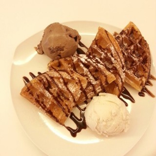 Butter Milk waffle with double scoop ice cream - 位于Cheras(蕉賴)的Inside Scoop (Cheras(蕉賴)) | 雪隆区