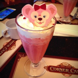 Strawberry banana milkshake - Lantau Island's Main Street Corner Cafe Hosted by Coca-Cola® (Lantau Island)|Hong Kong