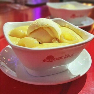 Longan Sago Soup with Vanilla Ice Cream and Coconut Pudding - 位於Pantai Indah Kapuk的Sweet Hut (Pantai Indah Kapuk) | 雅加達