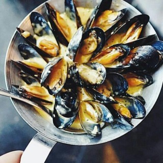 Mussles with garlic lemon buter sauce - ในKebayoran Lama จากร้านFish & Co. (Kebayoran Lama)|Jakarta