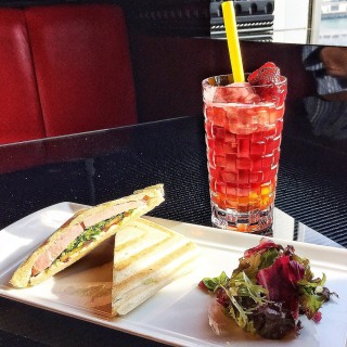 Freshly roasted ham & cheese with iced peach & passion fruit tea - 位於尖沙咀的Le Café de Joël Robuchon (尖沙咀) | 香港
