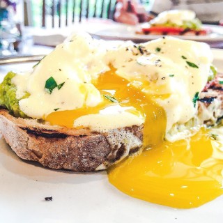 Avocado Eggs Benedict - 位於上環的永健坊餐廳 (上環) | 香港