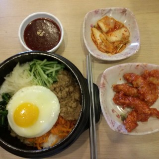 spicy dolsot bibimbap + korean fried chicken - dari Mujigae - Bibimbab & Casual Korean Food (Pluit) di Pluit |Jakarta