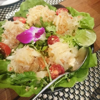 prawns & pomelo salad - dari Amazing (油麻地) di 油麻地 |Hong Kong