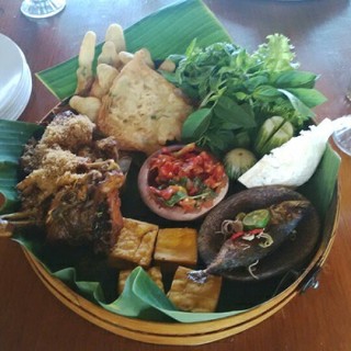 Liwet Paket Ayam Kampung - Bandung Tengah / Saung Liwet Pak Asep Stroberi (Bandung Tengah)|Bandung
