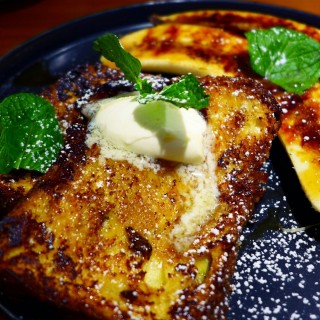 Brioche French Toast with Caramelized Bananas and Maple Syrup - 位於灣仔的Cupping Room Coffee Roasters (灣仔) | 香港
