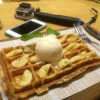 Original Waffle with Banana and Ear Grey Icr Cream - dari Woodpecker Coffee (Panglima Polim) di Panglima Polim |Jakarta
