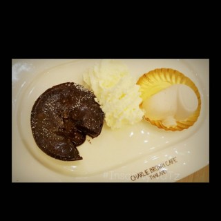 Snoopy Chestnut Ice cream + chocolate lava cake - dari Charlie Brown Cafe (ชาลี บราว คาเฟ่) (อ.บางพลี) di อ.บางพลี |Bangkok