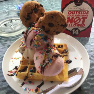 G̟e̟l̟a̟t̟o̟ w̟i̟t̟h̟ w̟a̟f̟f̟l̟e̟ - Yogyakarta Tengah / Artemy Italian Gelato (Yogyakarta Tengah)|Yogyakarta