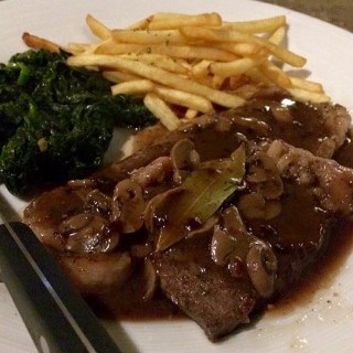 Rib-Eye Steak in mushroom sauce - 位於จอมทอง的The Village Garden (จอมทอง) | 曼谷