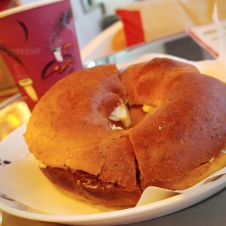 original cream cheese with honey wheat bago and a cup of coffee - 位於鰂魚涌的Yo Bago (鰂魚涌) | 香港