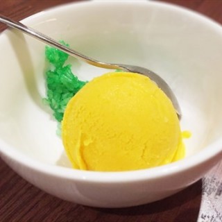 Salted Egg Yolk Pumpkin Ice Cream with Pandan Glutinous Rice (1 scoop)南瓜咸蛋雪糕配班兰叶羺米(一球) - dari 喜宴 (Orchard) di Orchard |Singapura