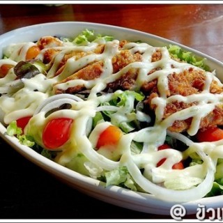 สลัดไก่ทอดครีมมะนาว - dari At Khualek Cafe & Restaurant (วัดเกต) di วัดเกต |Chiang Mai
